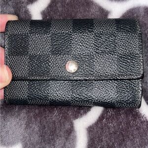 Authentic Louis Vuitton Damier key and card holder. Checkered LV genuine leather